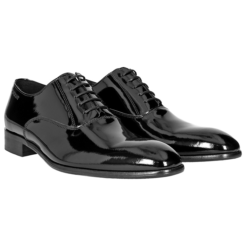 Schwarze Lackschuhe auf weißem Hintergrund